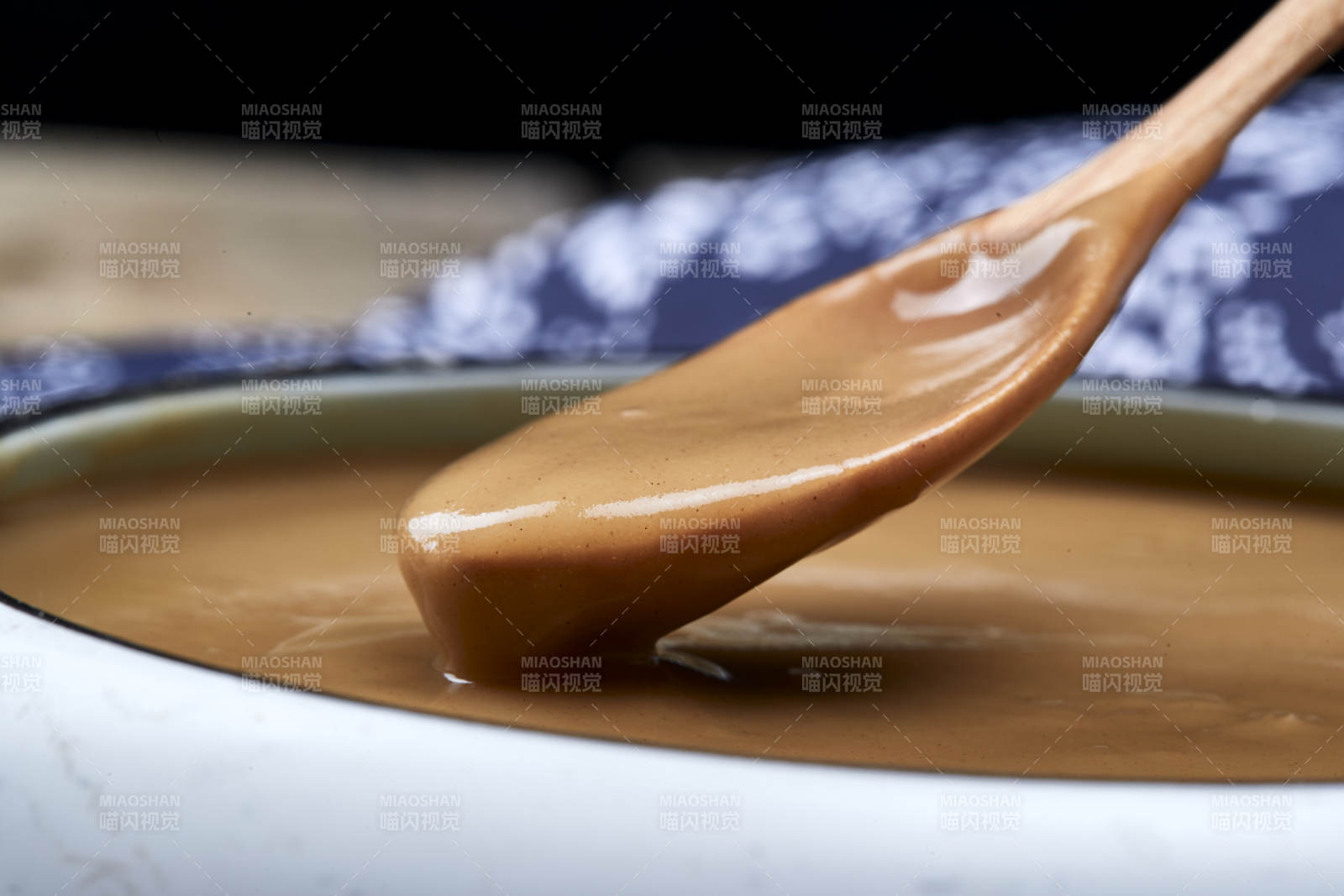 瓷盆装的冲泡熟的豆面糊糊