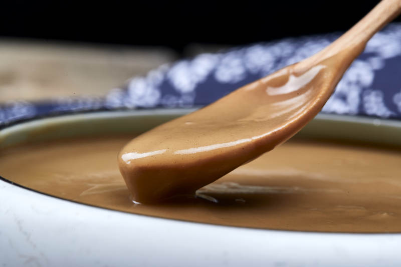 瓷盆装的冲泡熟的豆面糊糊