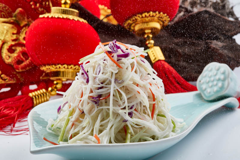 精美餐具装的芥末凉拌苤蓝丝