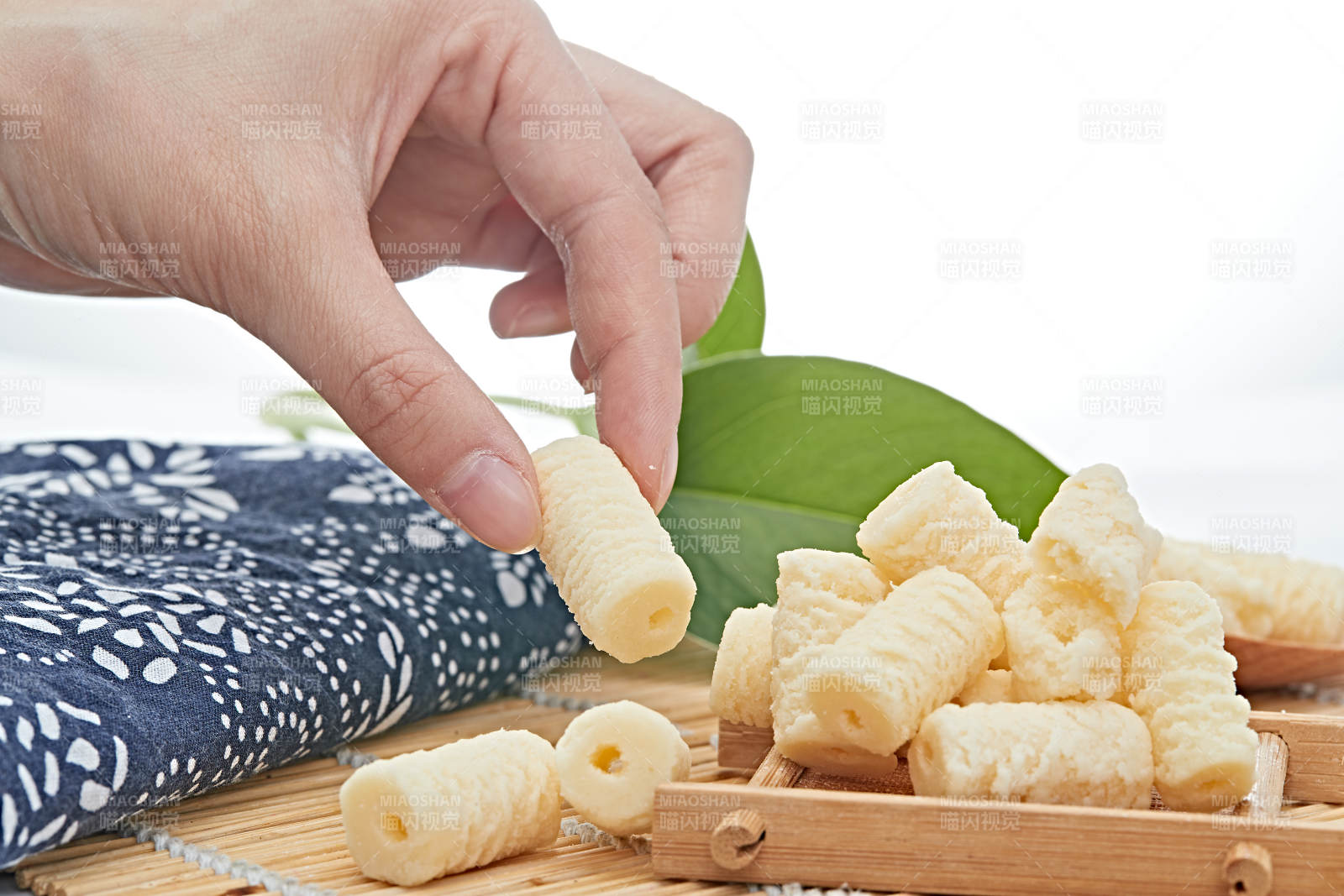 浓香甜美滋味浓郁的蒙族牛奶制品特写