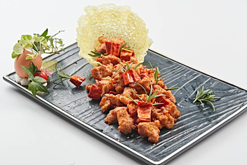 黑石盤裝的香辣干炸牛胸肉