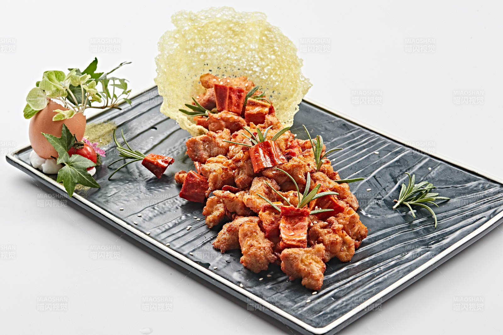 黑石盤裝的香辣干炸牛胸肉