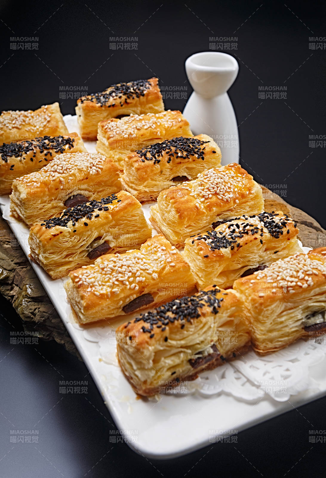 半打榴蓮酥擺放在黑色背景上