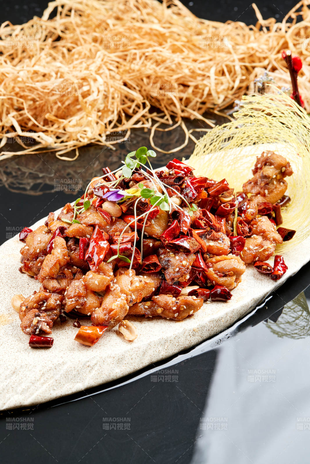 精美餐具裝的香辣豆苗雞腿肉