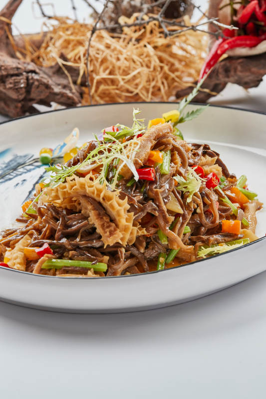 白色瓷盘装的的米椒小炒猪肚丝