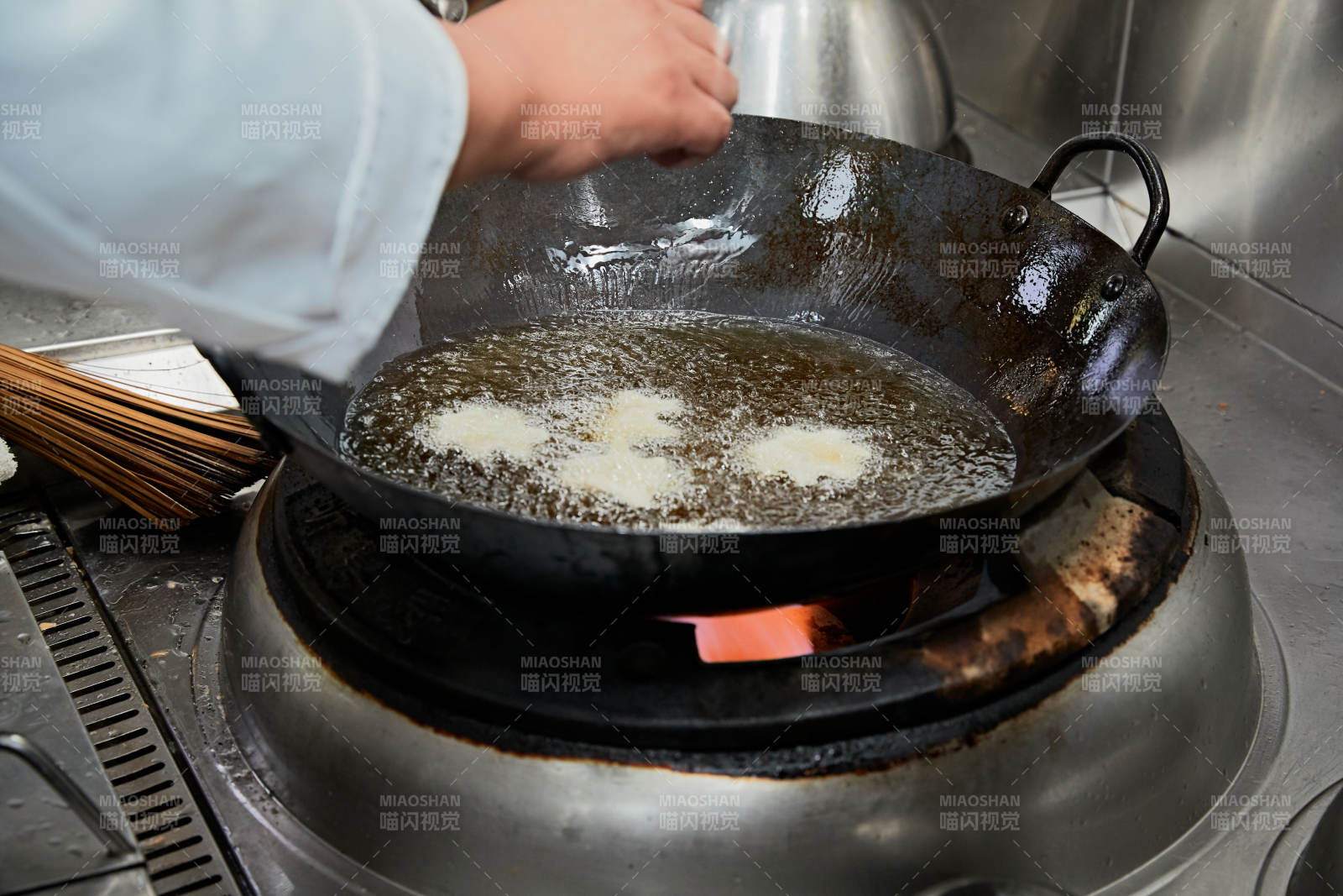 人與食物緊張忙碌的中餐廚房