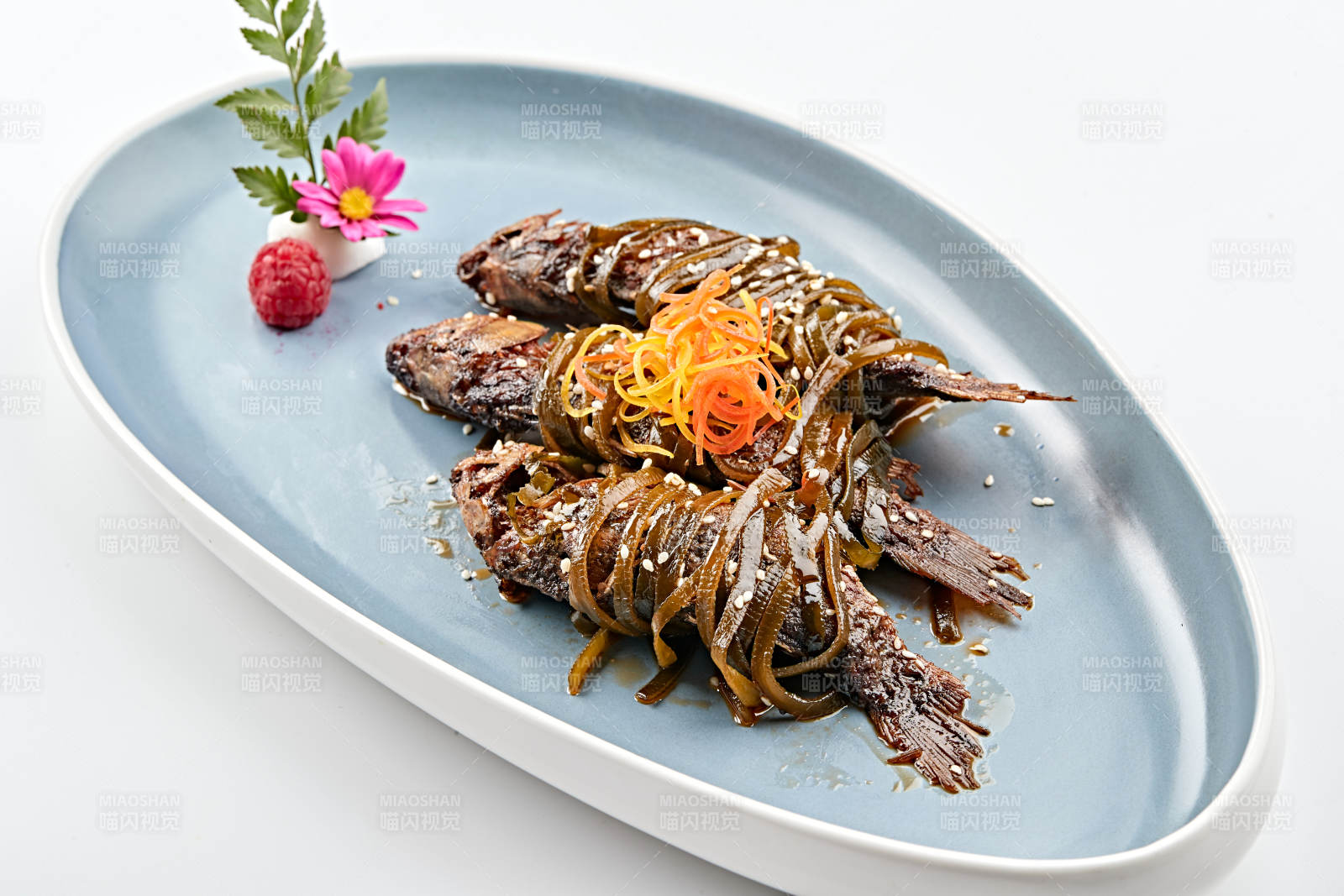 精美瓷餐具装的香酥炖鲫鱼