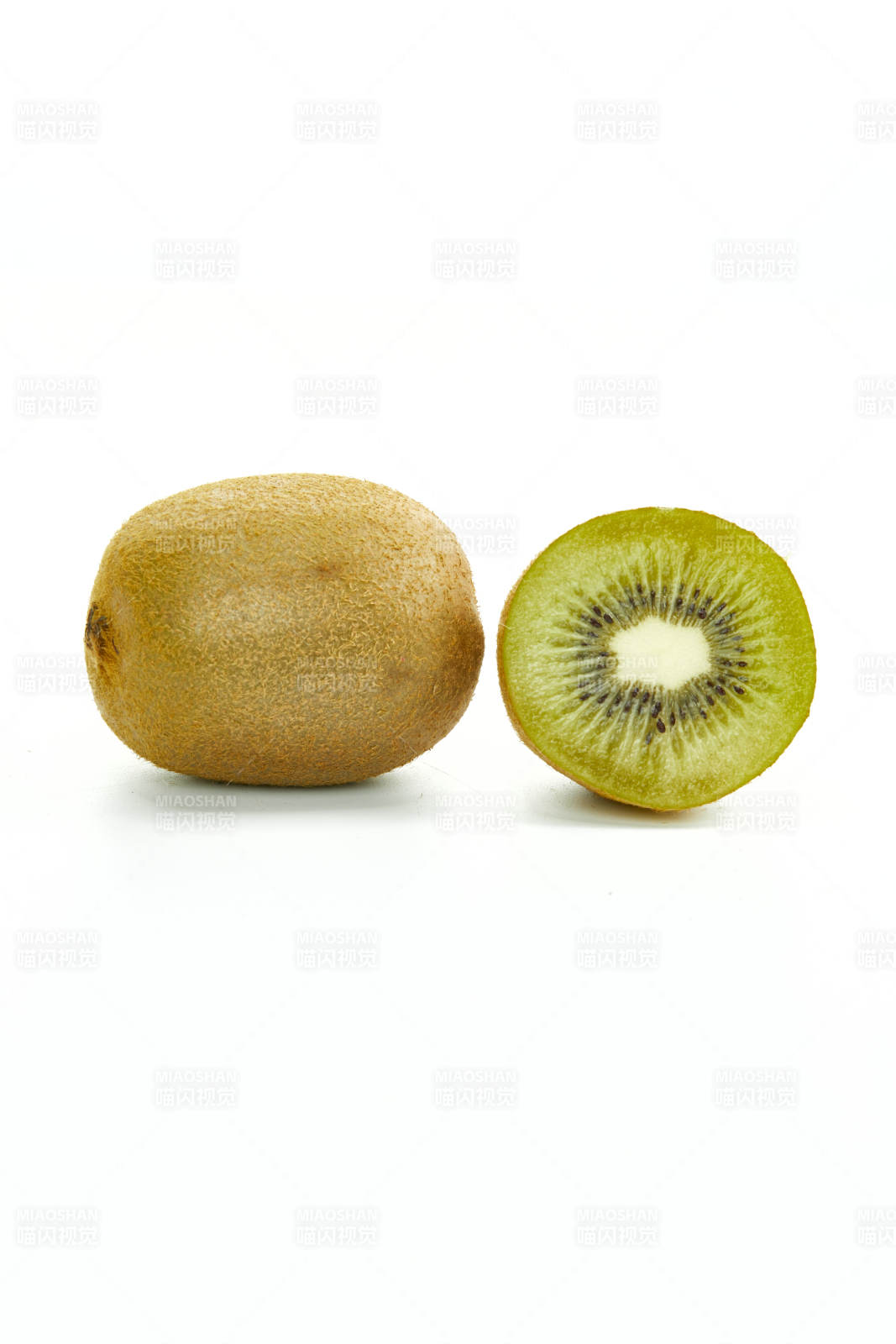 白色背景上摆放的新鲜水嫩猕猴桃