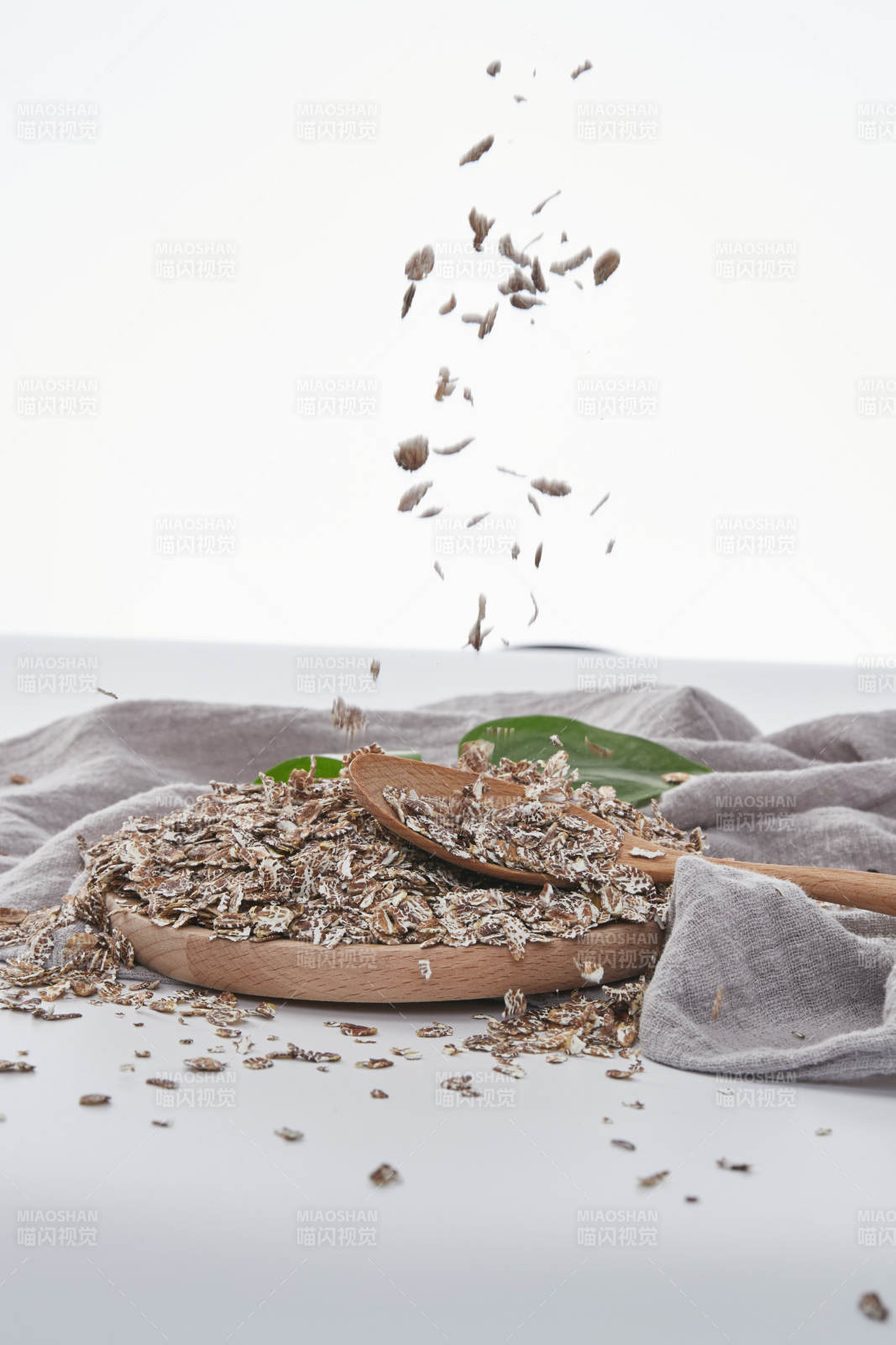 白色背景上的健康低脂黑麥片顆粒