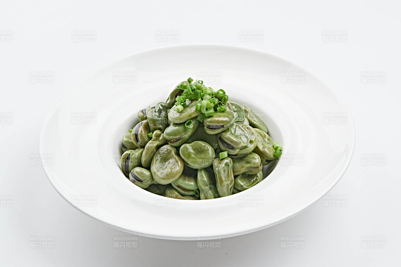 白色瓷盤裝的腌漬蠶豆