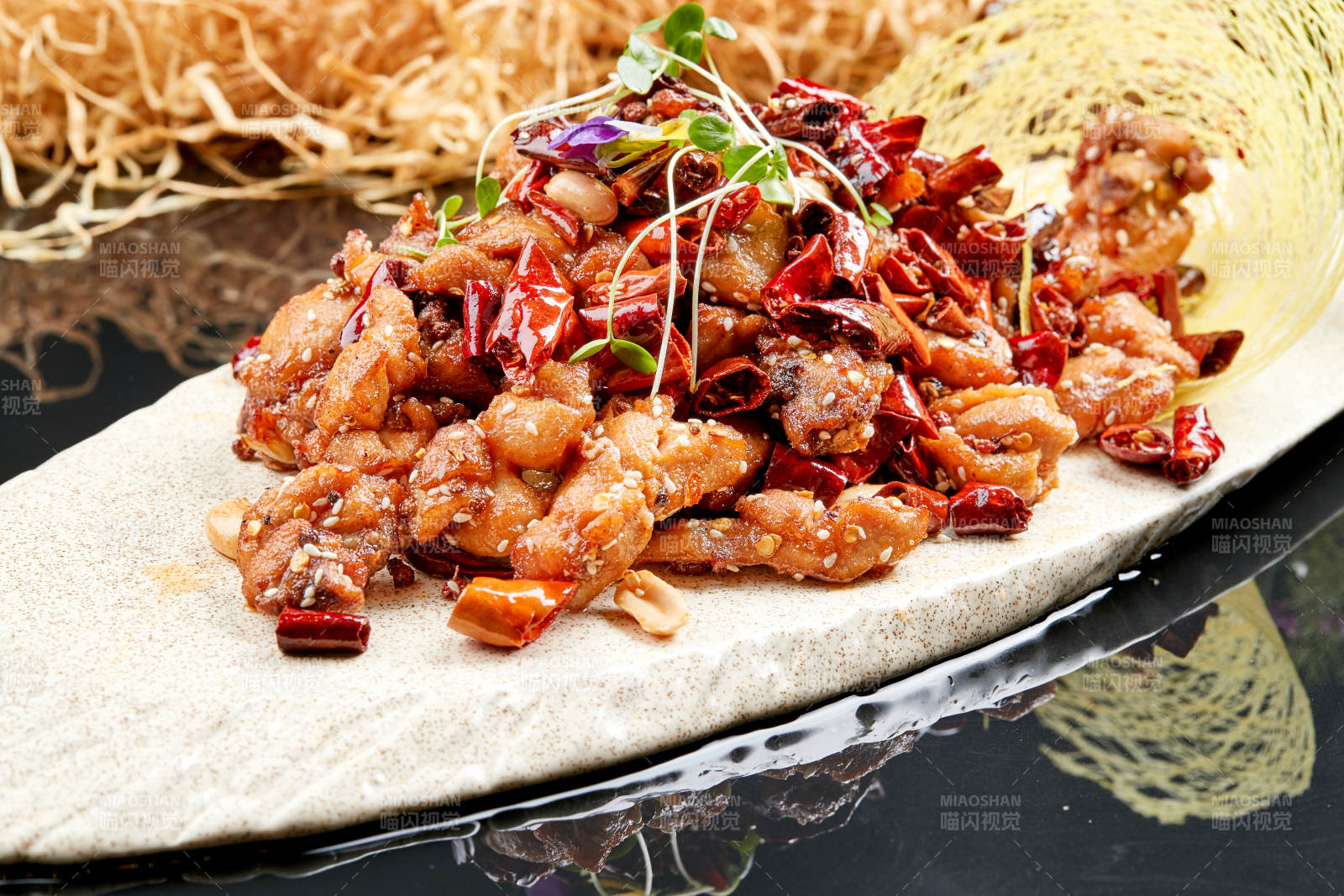 精美餐具裝的香辣豆苗雞腿肉