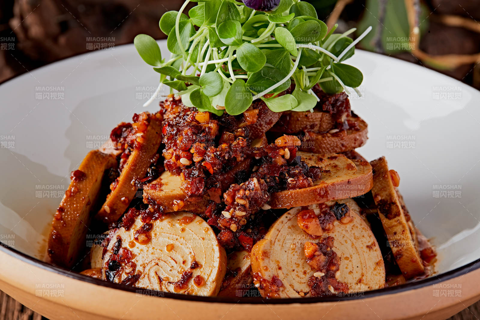 豆苗辣醬熏豆皮卷