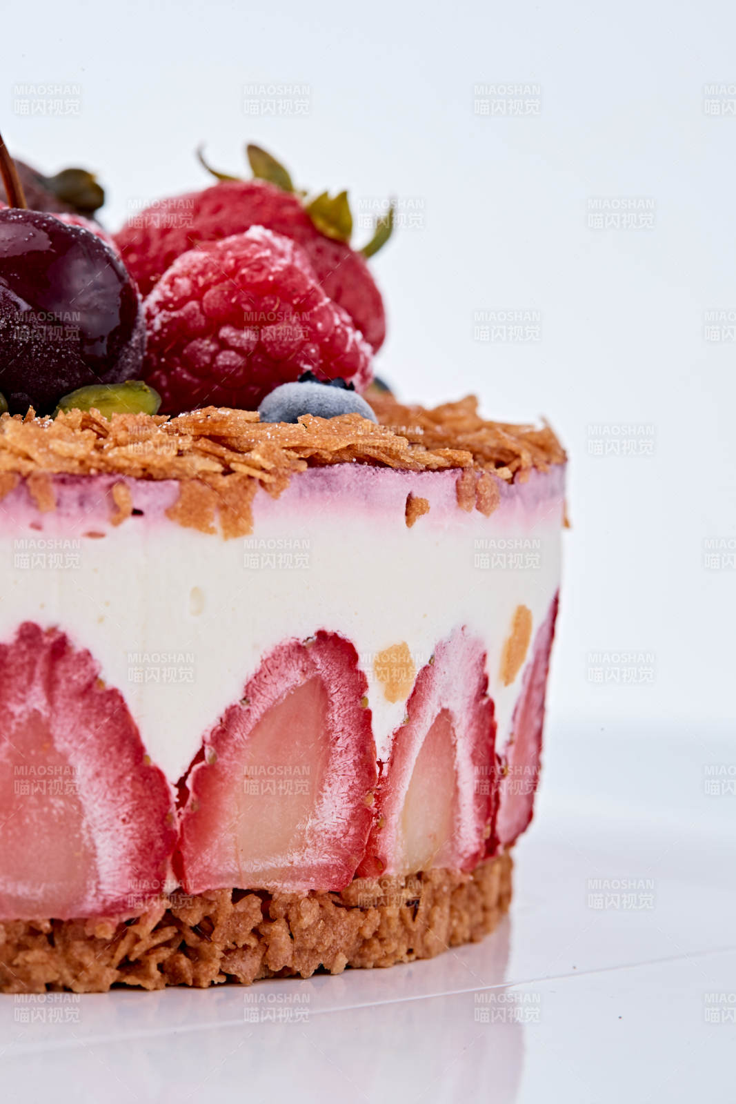 鲜水果点缀的鲜奶慕斯草莓烤坚果生日蛋糕