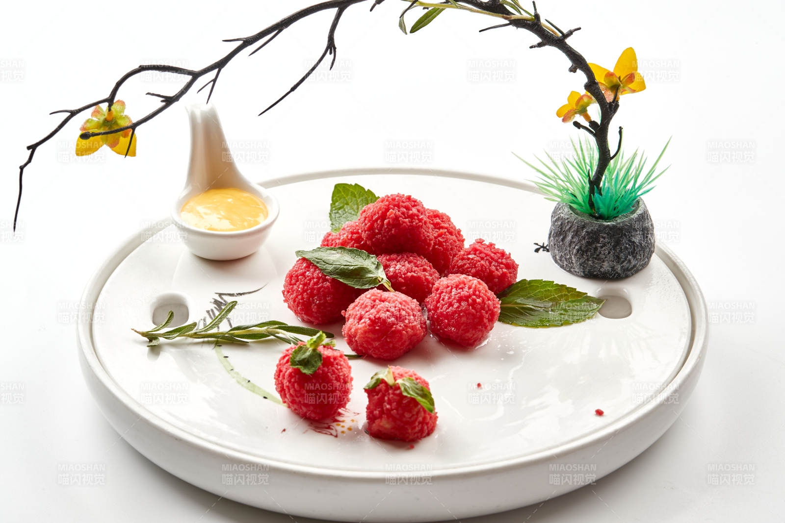 白瓷盤裝的精美擺盤的荔枝大蝦球