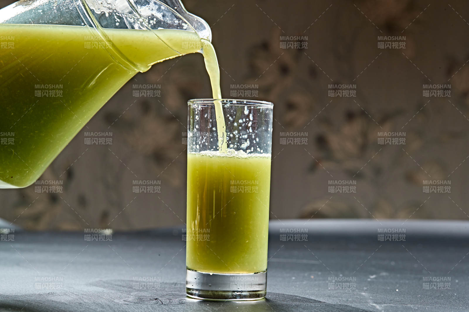 玻璃器皿装的鲜榨西芹汁