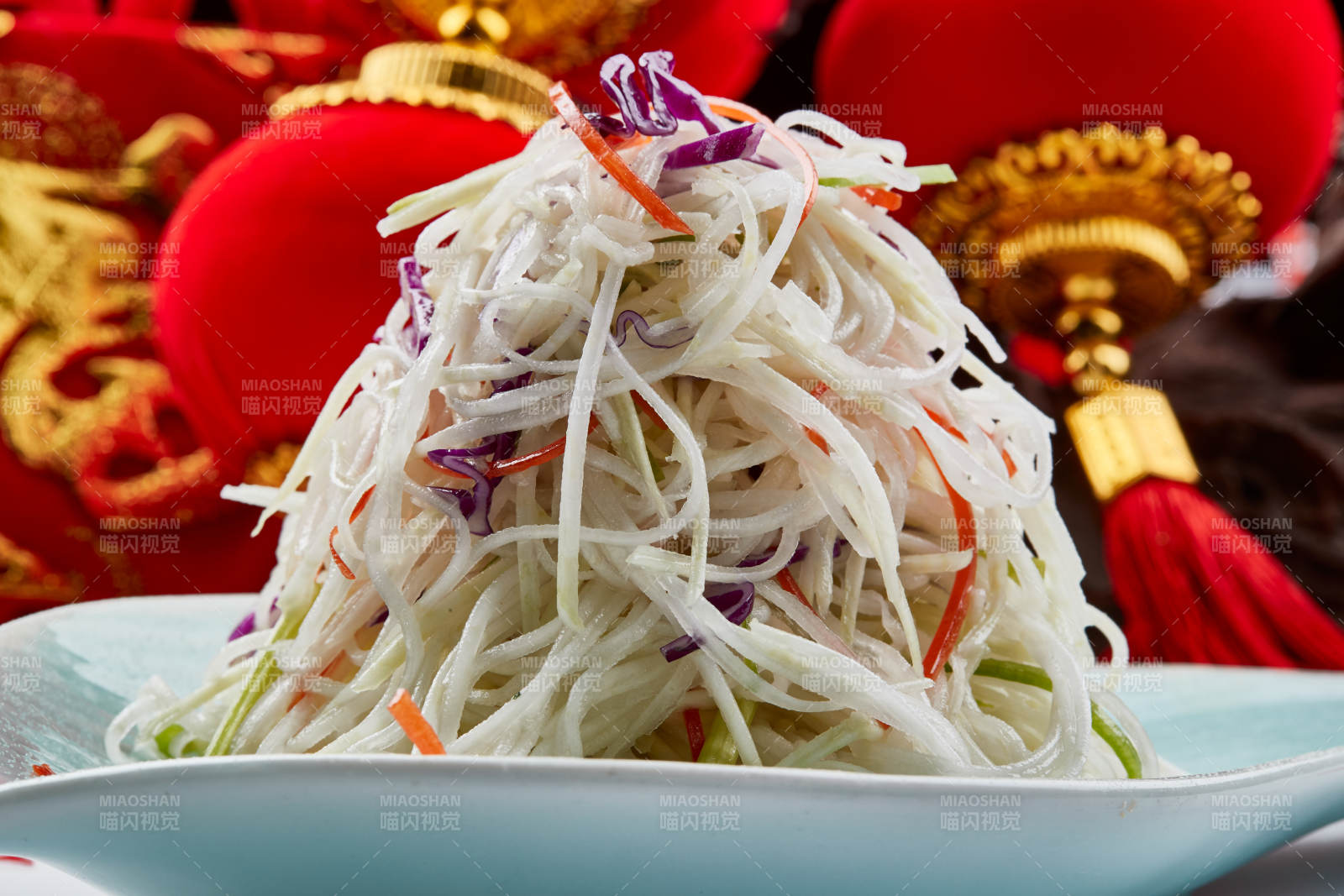 精美餐具裝的芥末涼拌苤藍絲