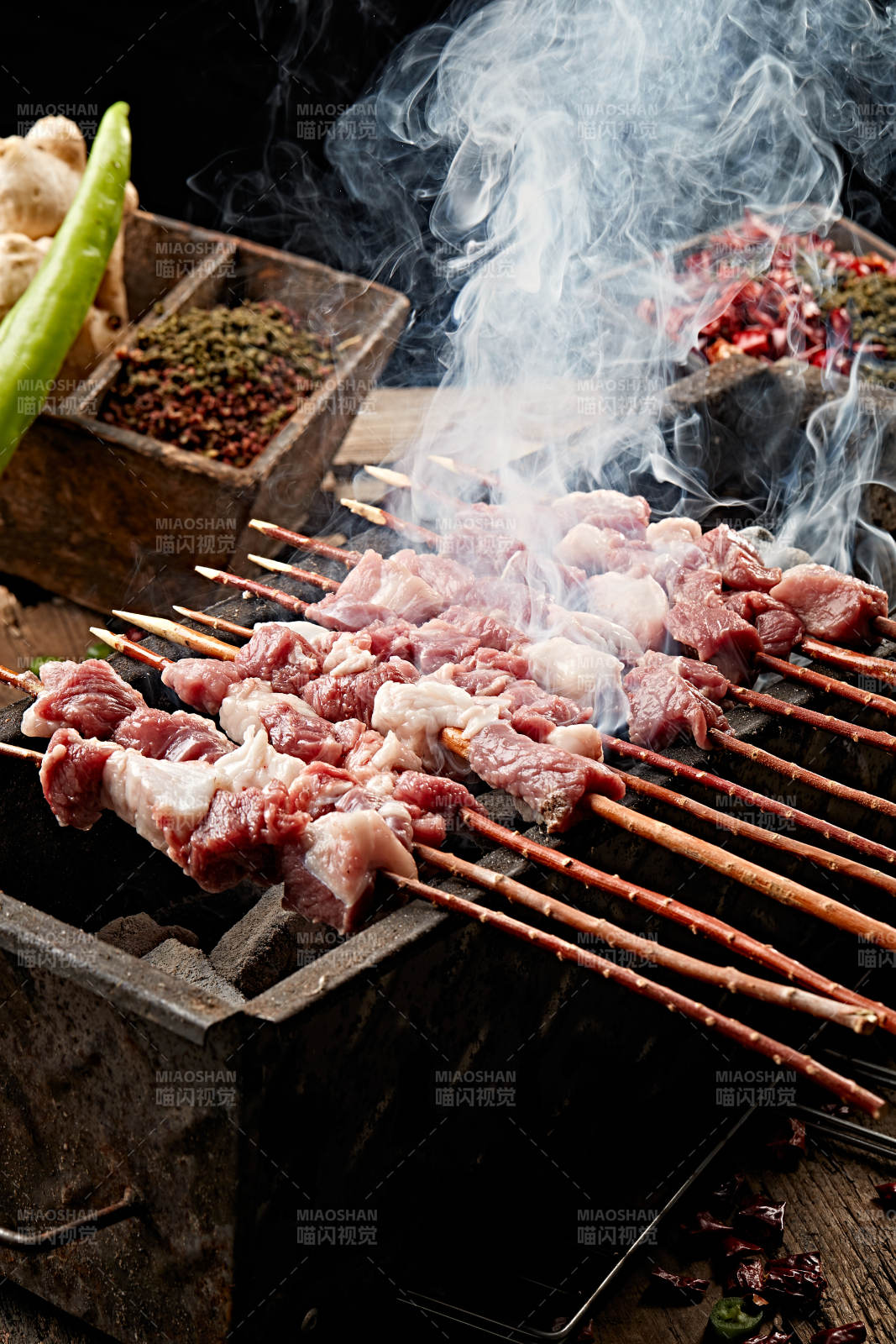 满是烟火气的烤炉上的鲜羊肉新疆红柳大串