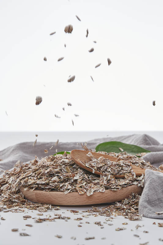 白色背景上的健康低脂黑麦片颗粒