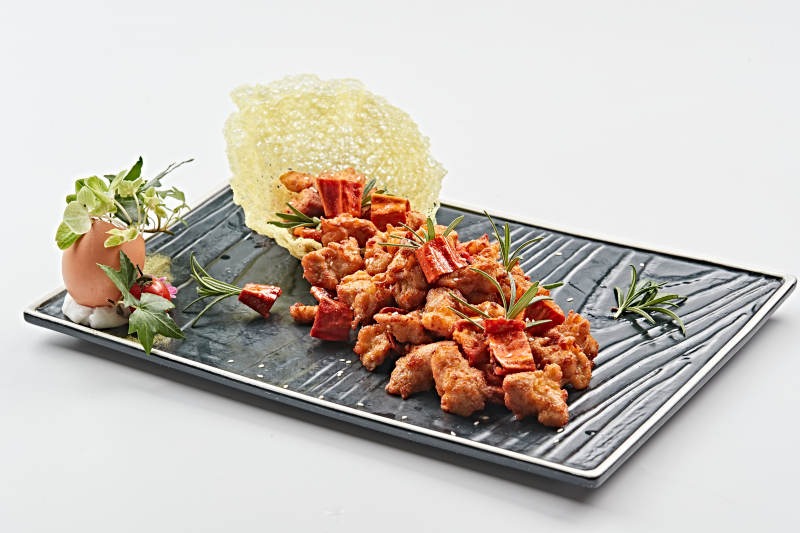 黑石盤裝的香辣干炸牛胸肉