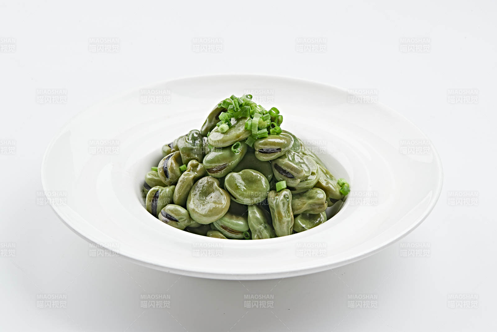 白色瓷盤裝的腌漬蠶豆