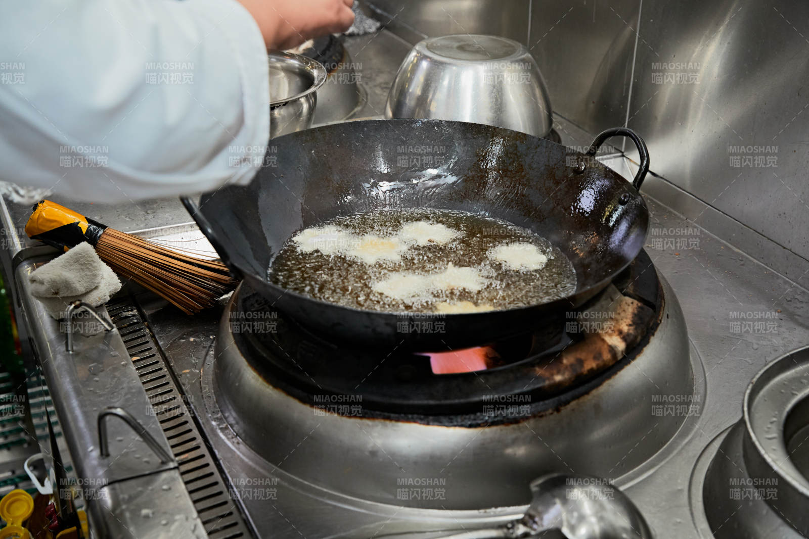 人與食物緊張忙碌的中餐廚房