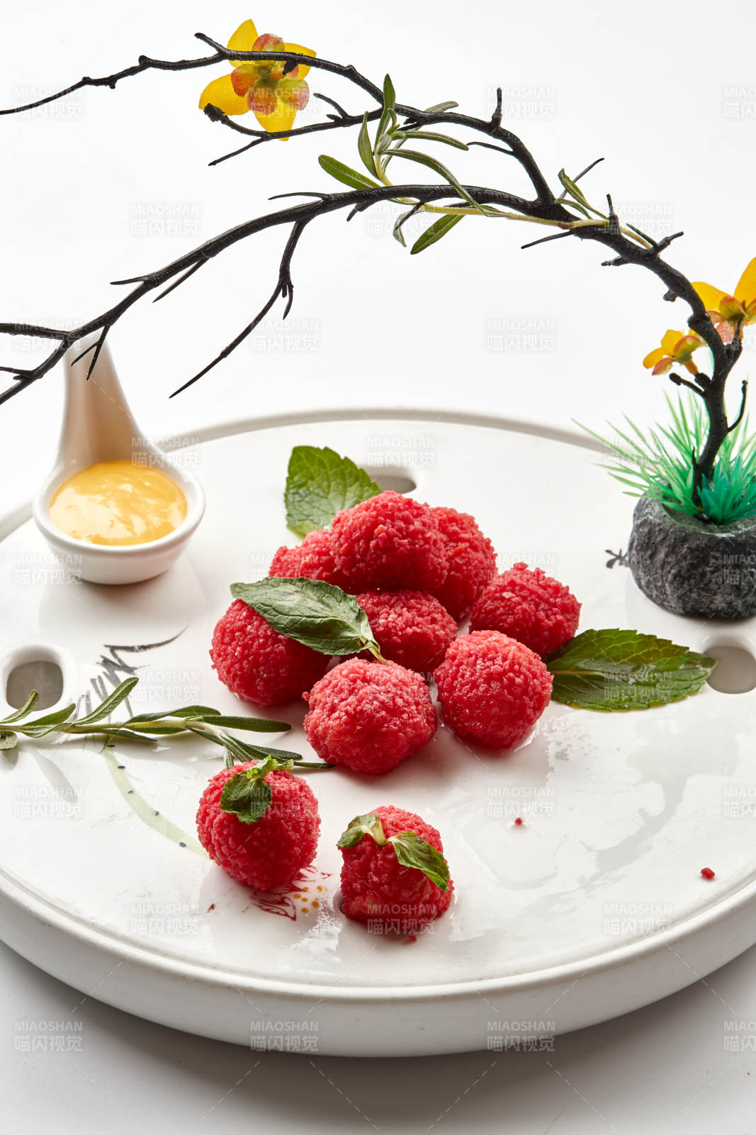 白瓷盤裝的精美擺盤的荔枝大蝦球