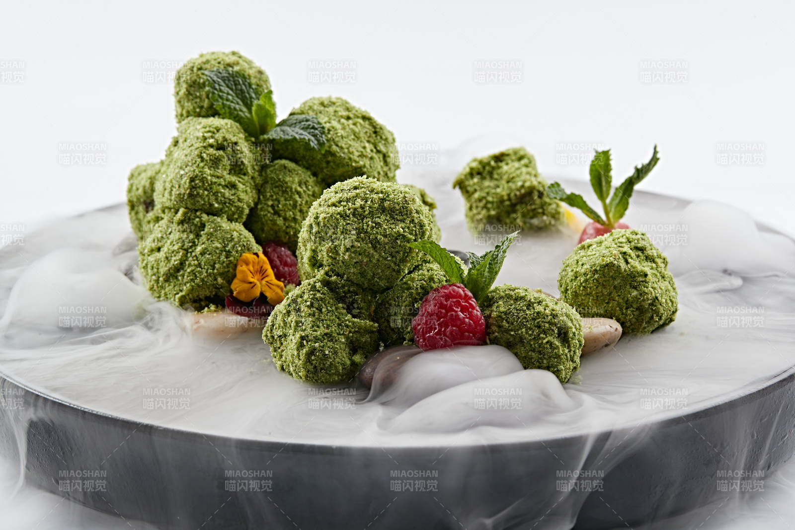 精美餐具装的干冰缭绕的抹茶和牛肉