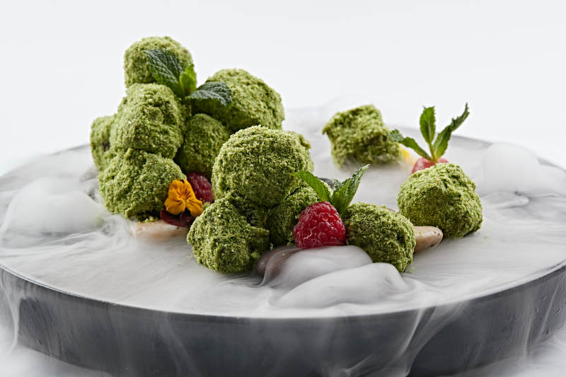 精美餐具装的干冰缭绕的抹茶和牛肉