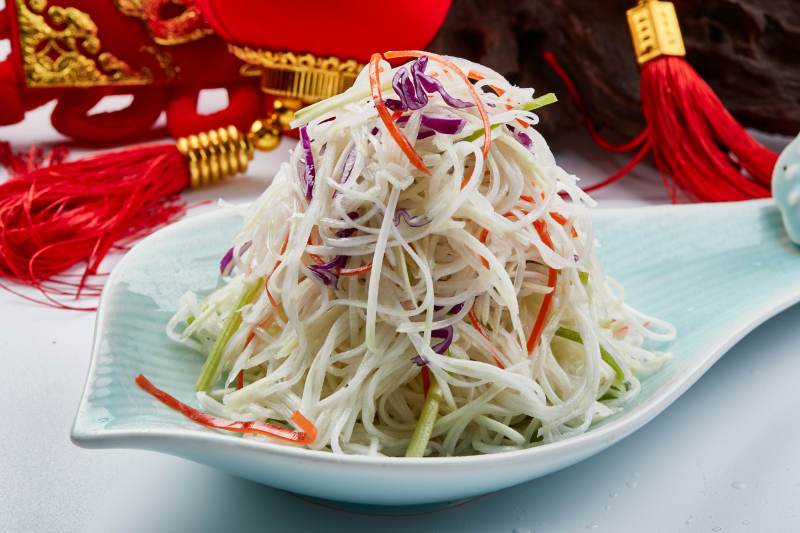 精美餐具装的芥末凉拌苤蓝丝