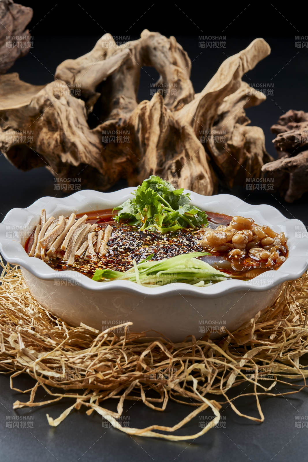 白色瓷盆装的山西大同美食小媳妇儿凉粉儿