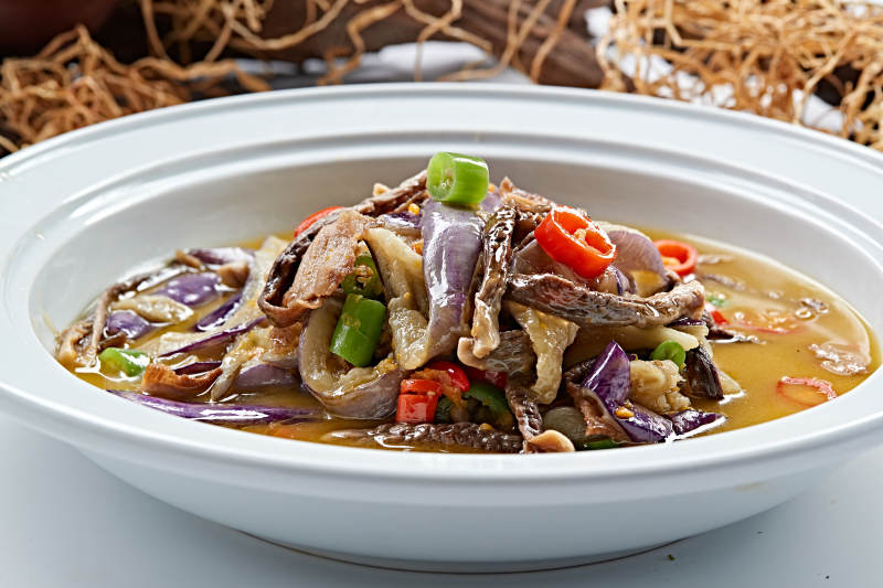 浓汤炖米椒五花肉扇耳菌茄子