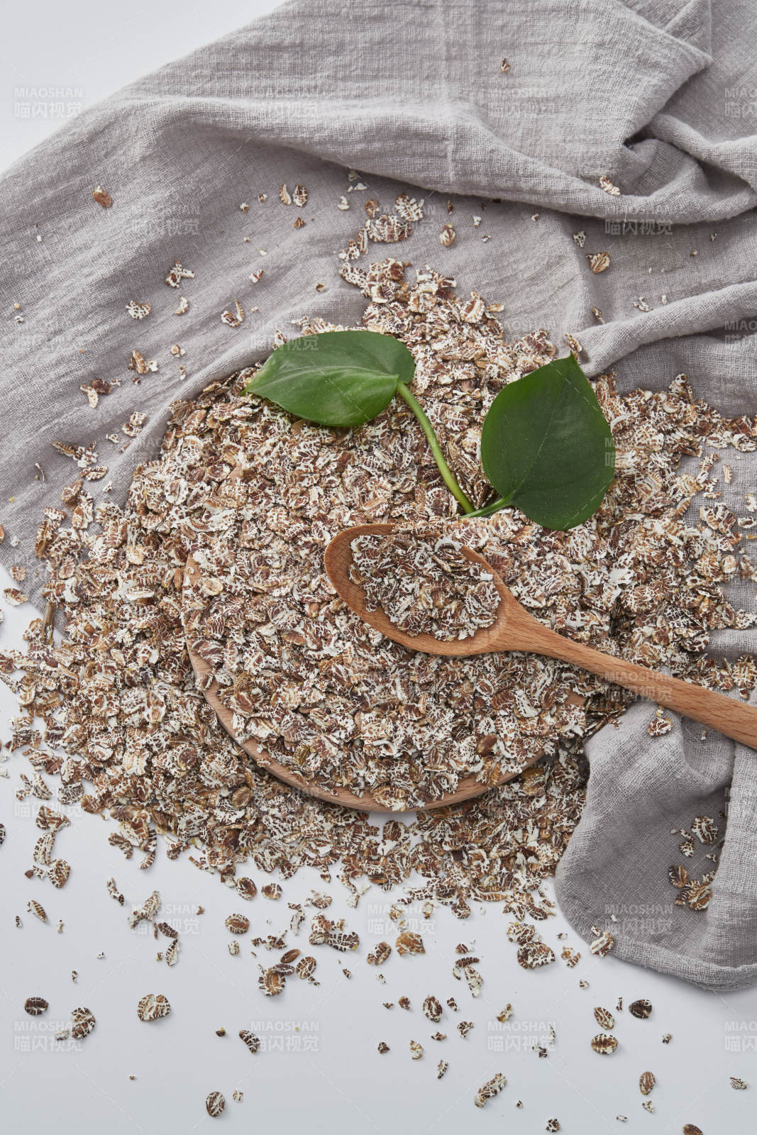 白色背景上的健康低脂黑麥片顆粒