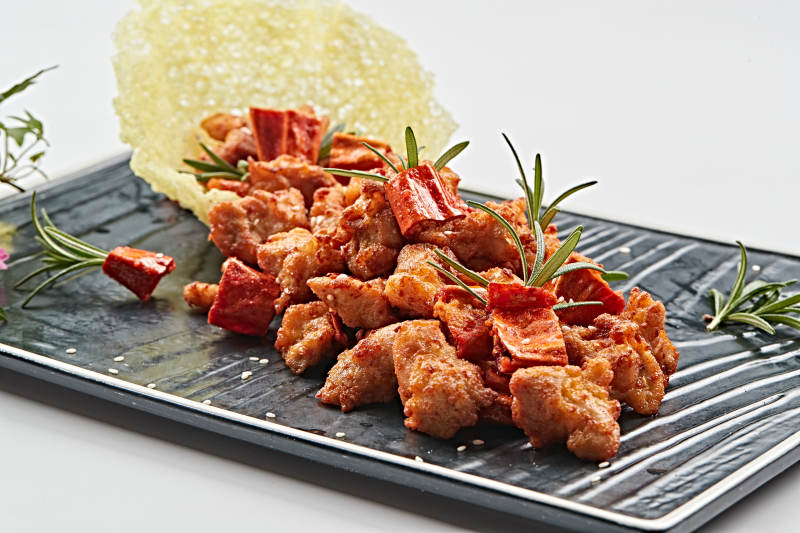 黑石盤裝的香辣干炸牛胸肉