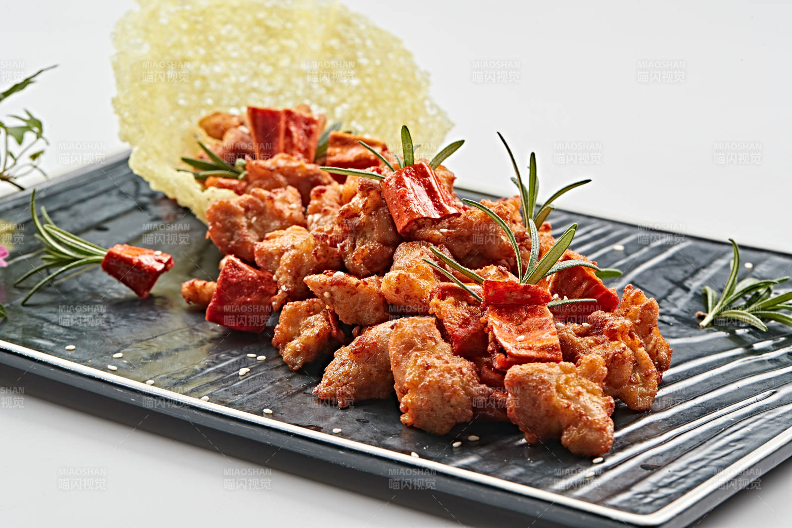 黑石盤裝的香辣干炸牛胸肉