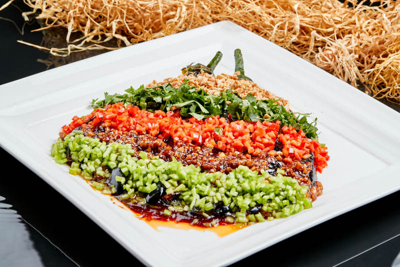 白色瓷盘装的酱香五色蒜泥茄子