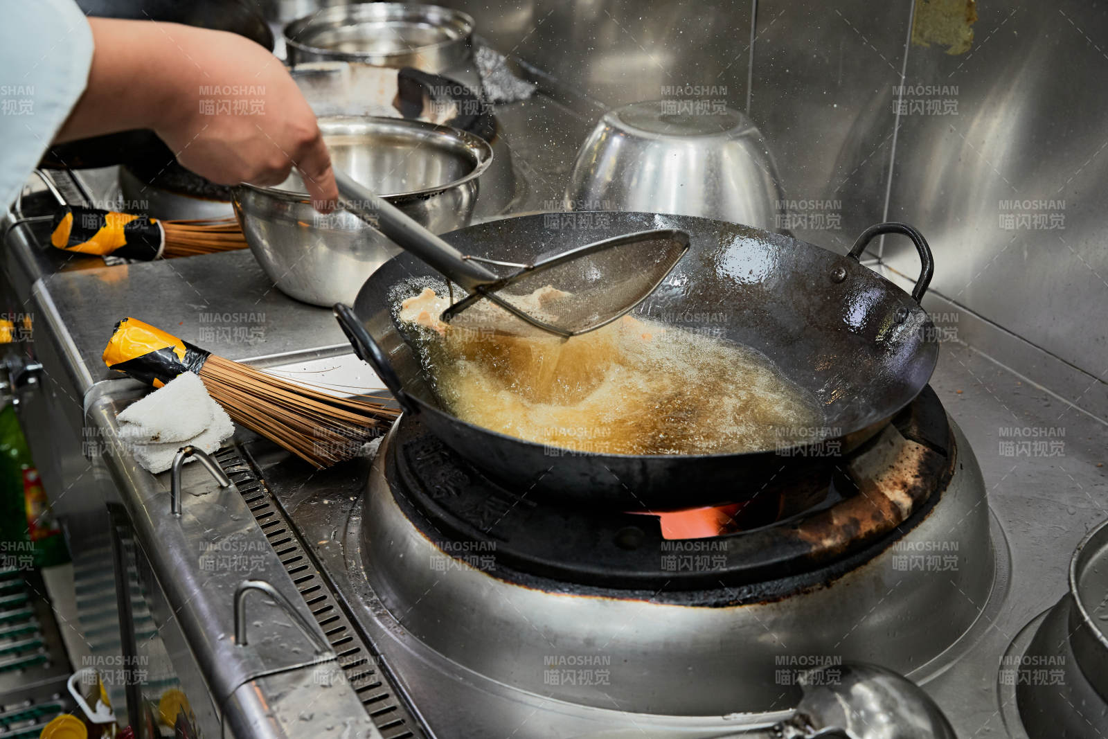 人與食物緊張忙碌的中餐廚房
