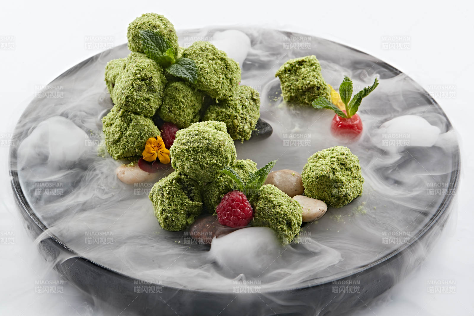 精美餐具装的干冰缭绕的抹茶和牛肉