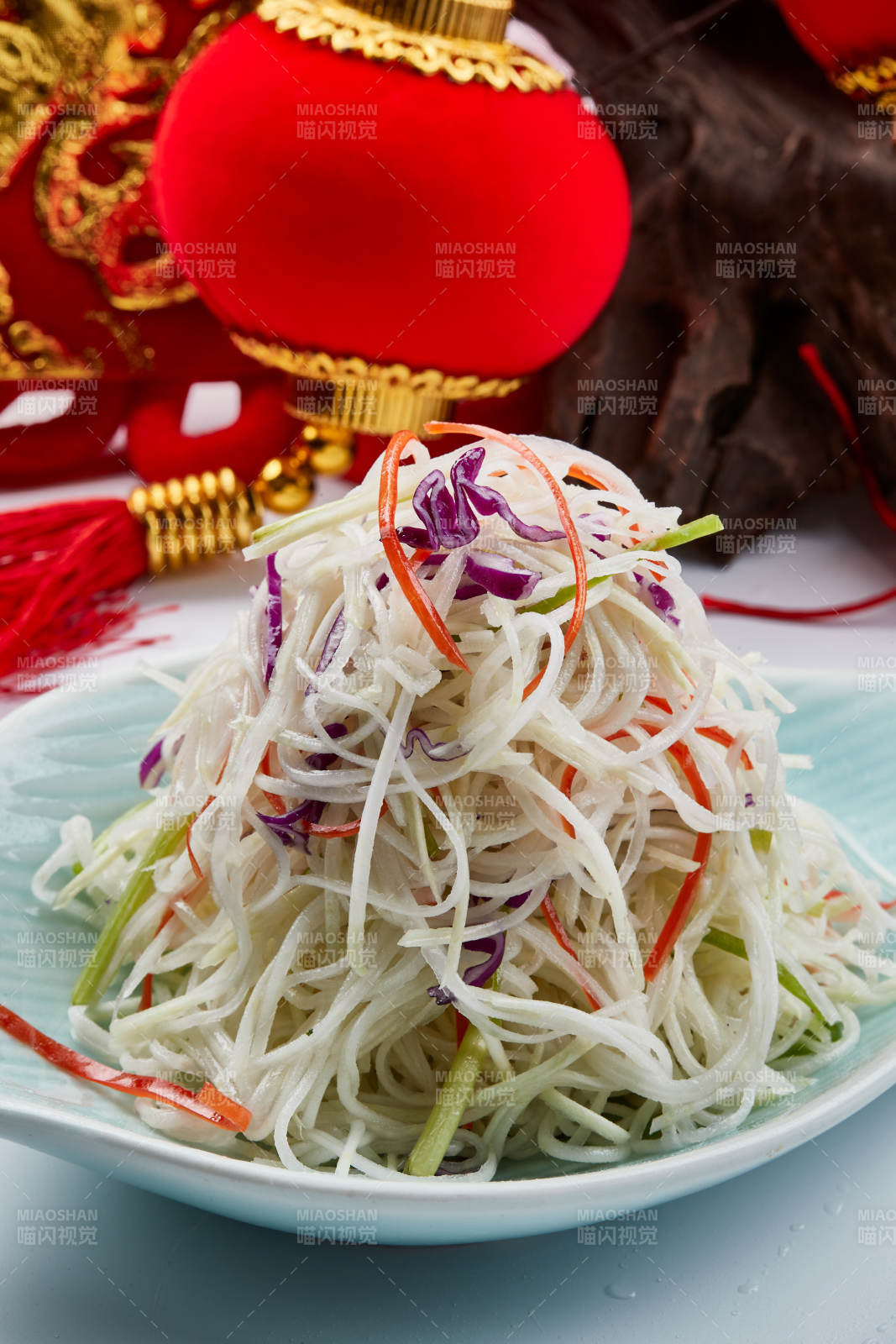 精美餐具装的芥末凉拌苤蓝丝