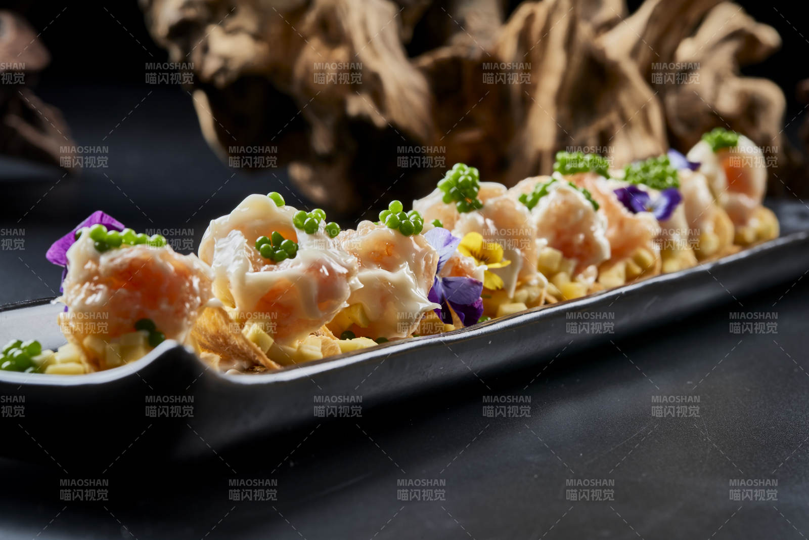 黑色長瓷盤裝的青魚子奶香芝士薯片焗蝦仁