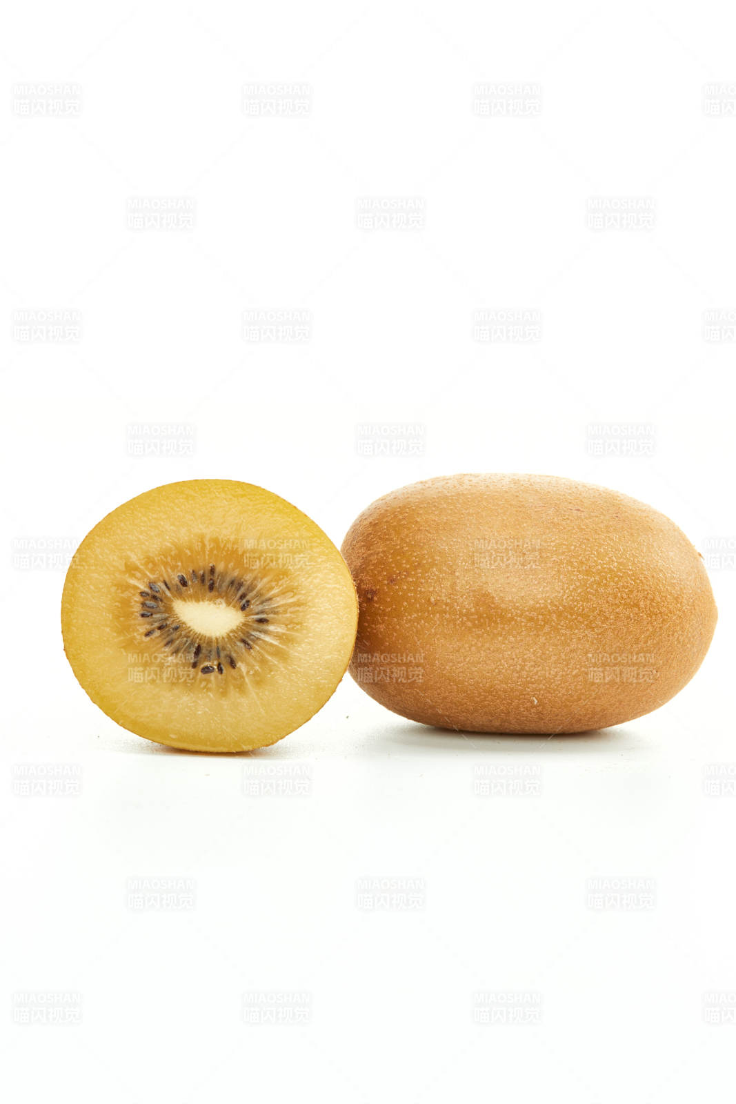 白色背景上摆放的新鲜水嫩猕猴桃