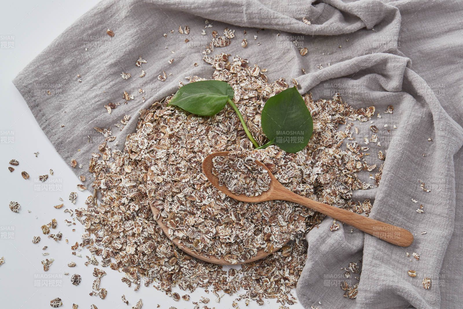 白色背景上的健康低脂黑麥片顆粒