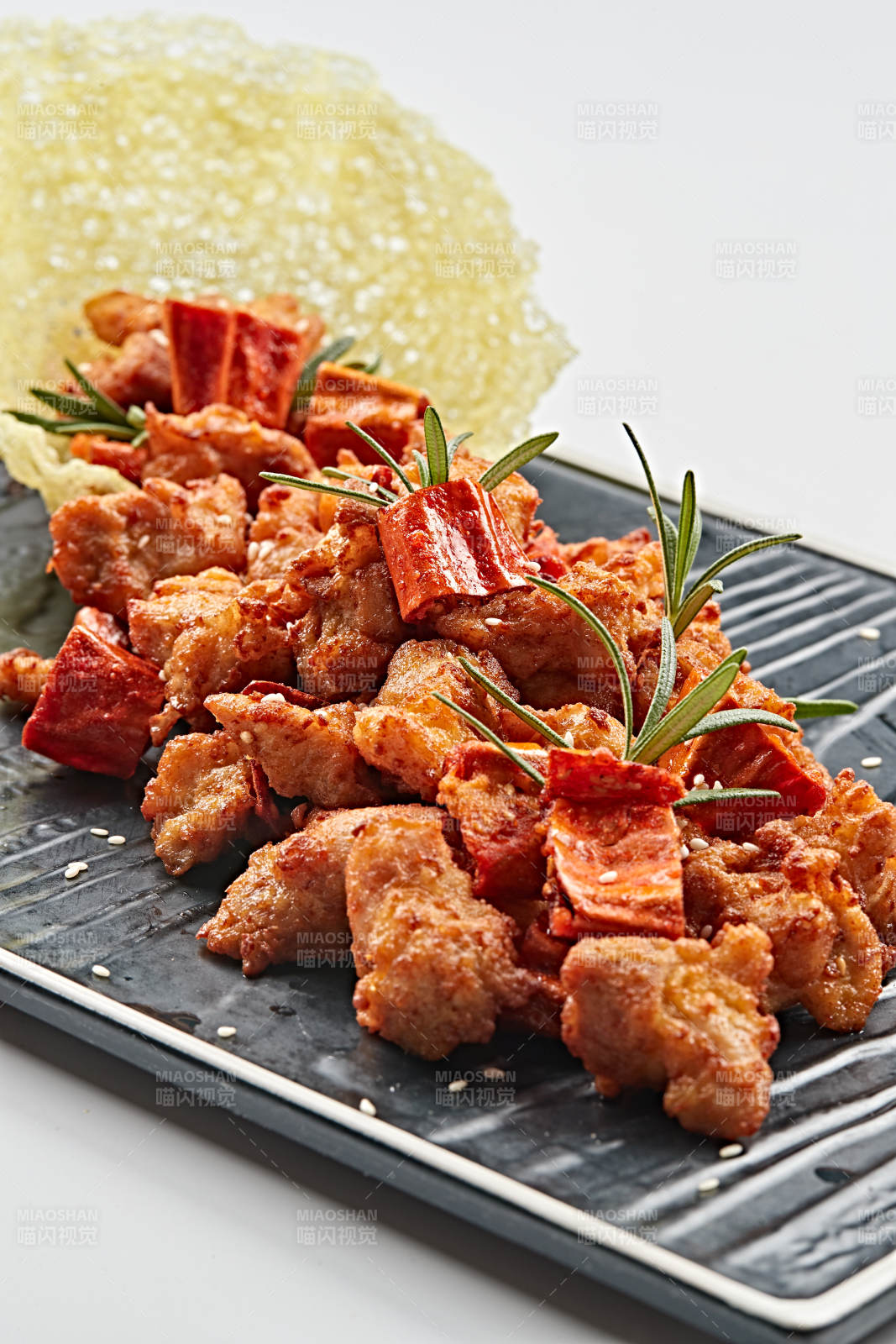 黑石盤裝的香辣干炸牛胸肉