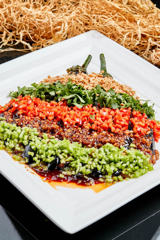 白色瓷盘装的酱香五色蒜泥茄子