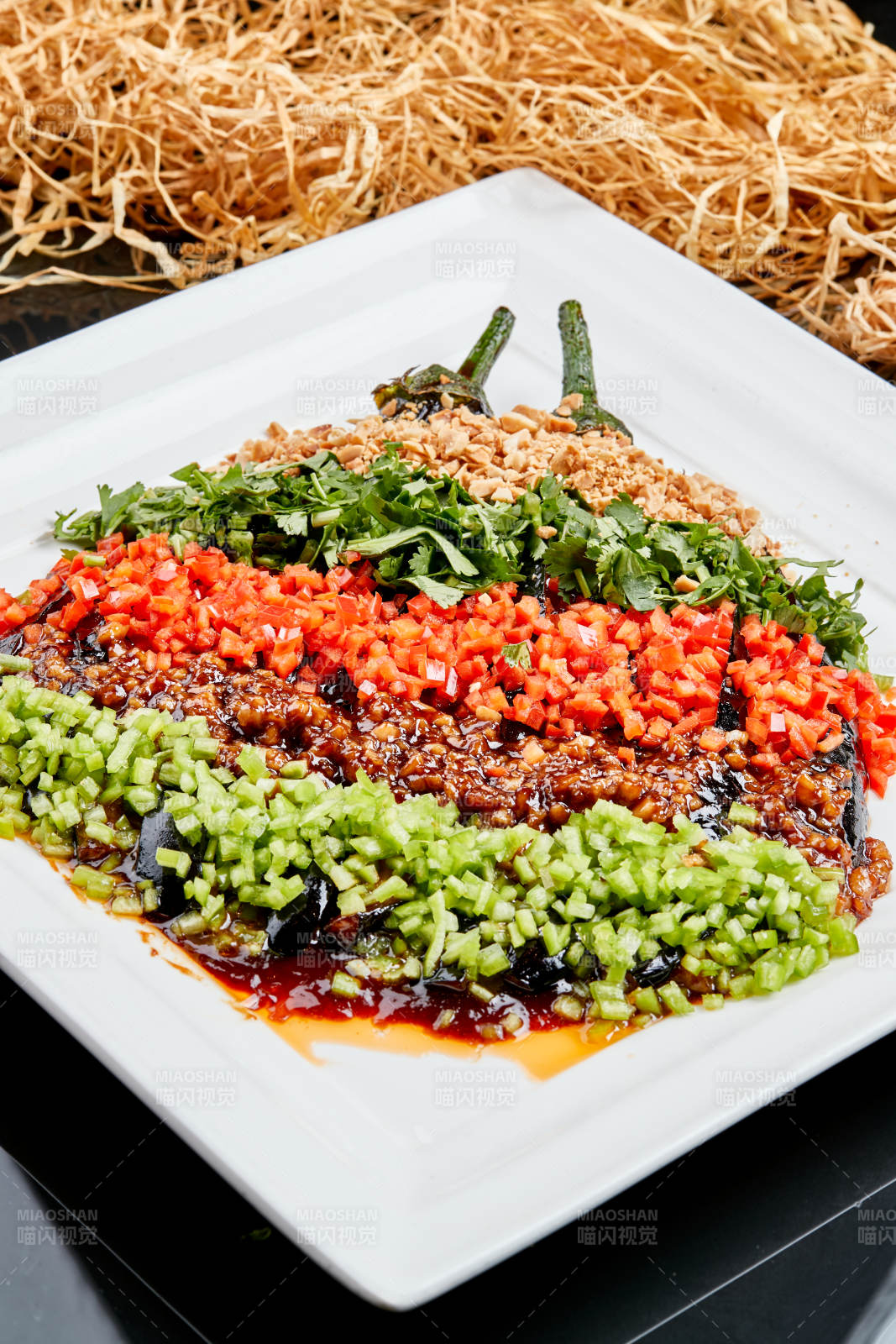 白色瓷盤裝的醬香五色蒜泥茄子