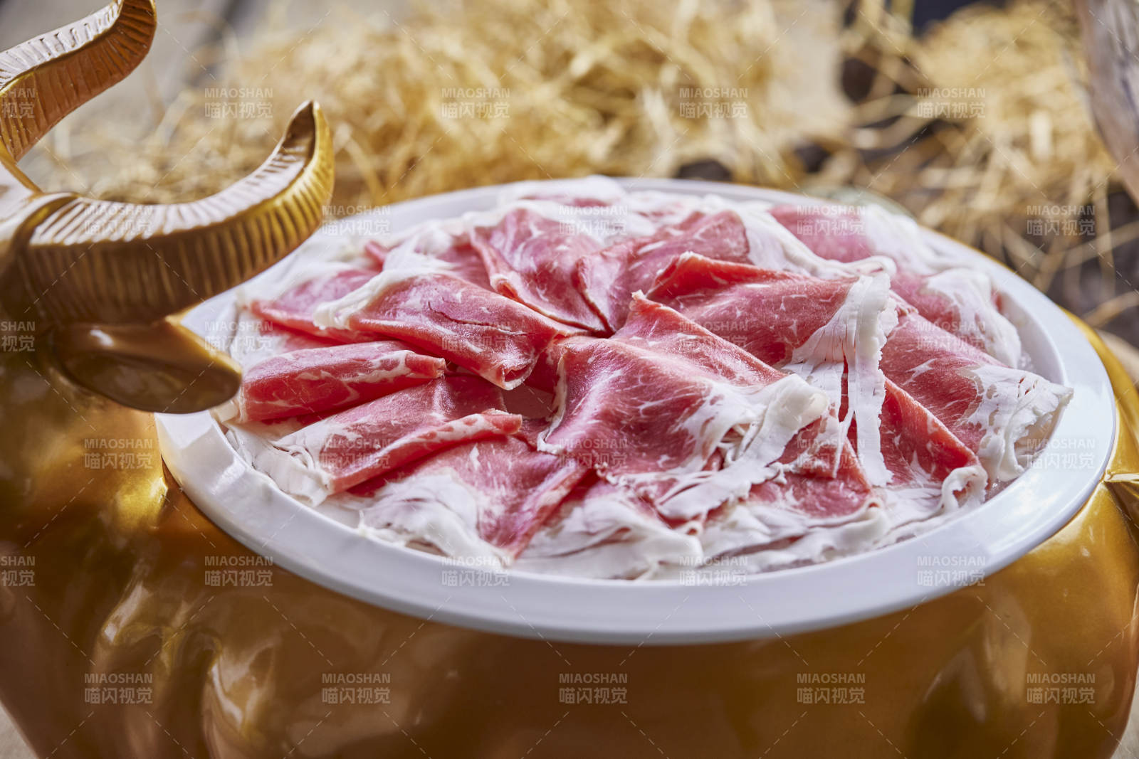 金牛餐具裝的極品牛上腦