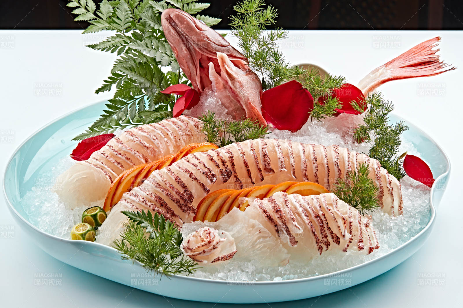 布满碎冰的青色瓷盘装的鲷鱼刺身生鱼片