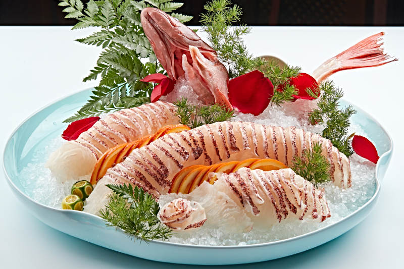 布满碎冰的青色瓷盘装的鲷鱼刺身生鱼片