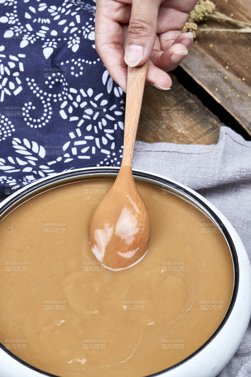 瓷盆装的冲泡熟的豆面糊糊