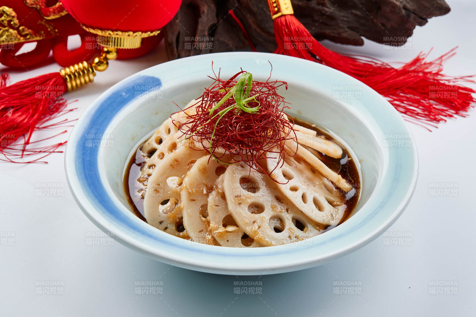 精美瓷餐具装的凉拌藕片