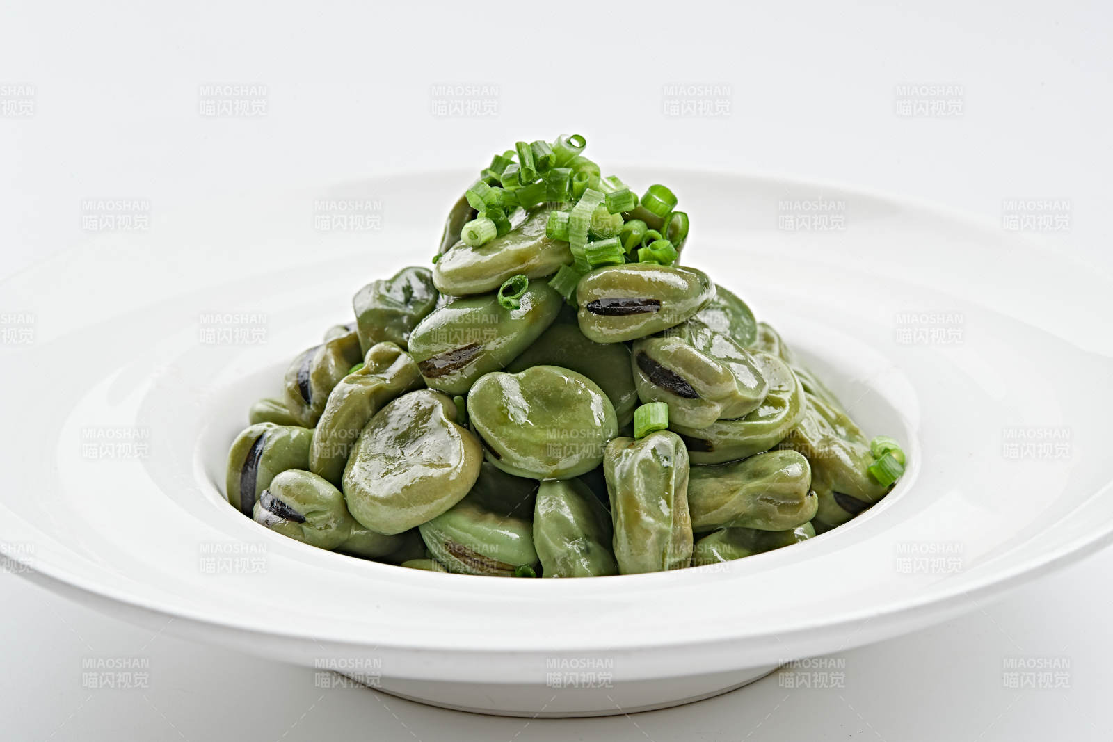 白色瓷盤裝的腌漬蠶豆
